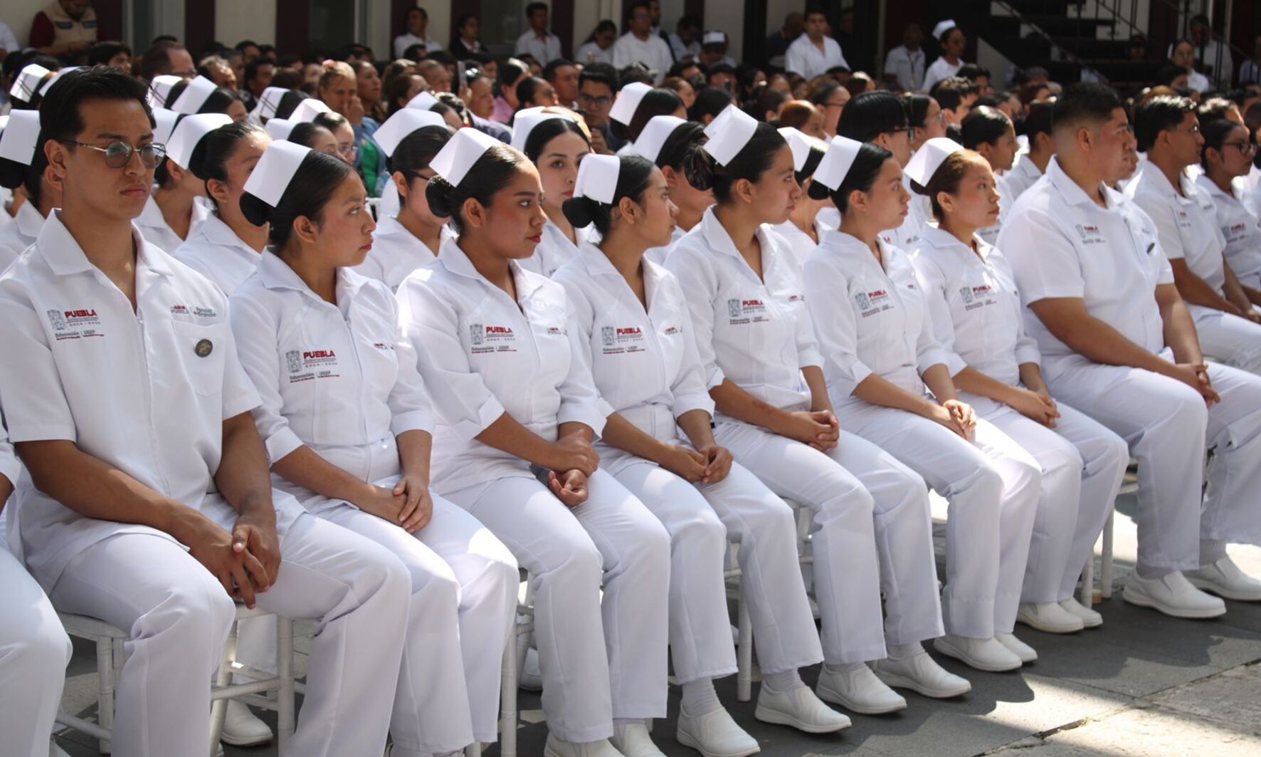 Entrega SEP cofias y distintivos a estudiantes de la USEP