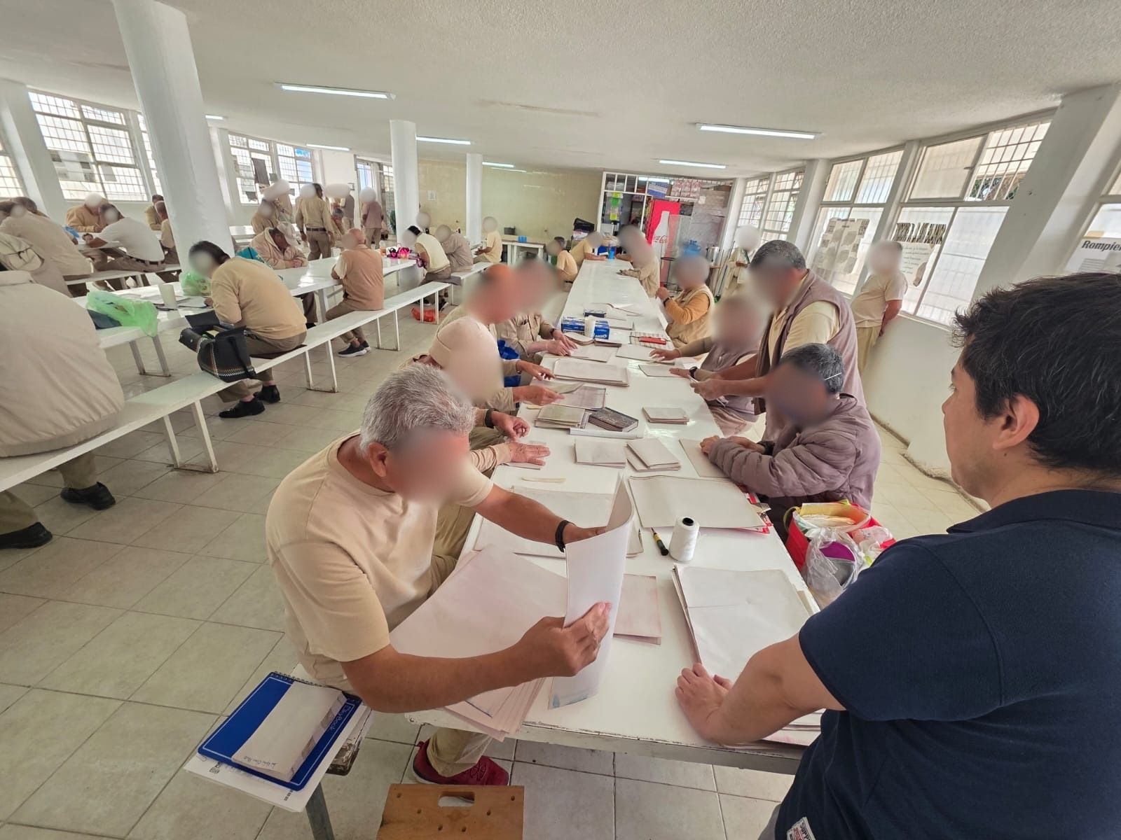 Fortalecen el bienestar de adultos mayores con Taller de Encuadernado en el Centro Penitenciario