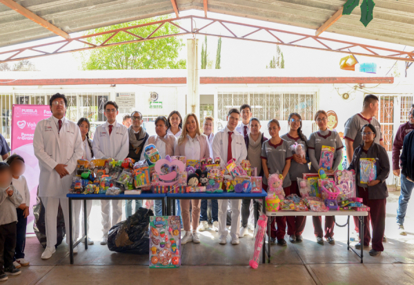 Entrega USEP juguetes a niñas y niños de San Pedro Cholula