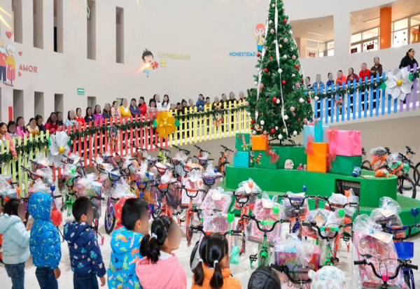 Reyes Magos llenan de alegría las casas de asistencia del SEDIF