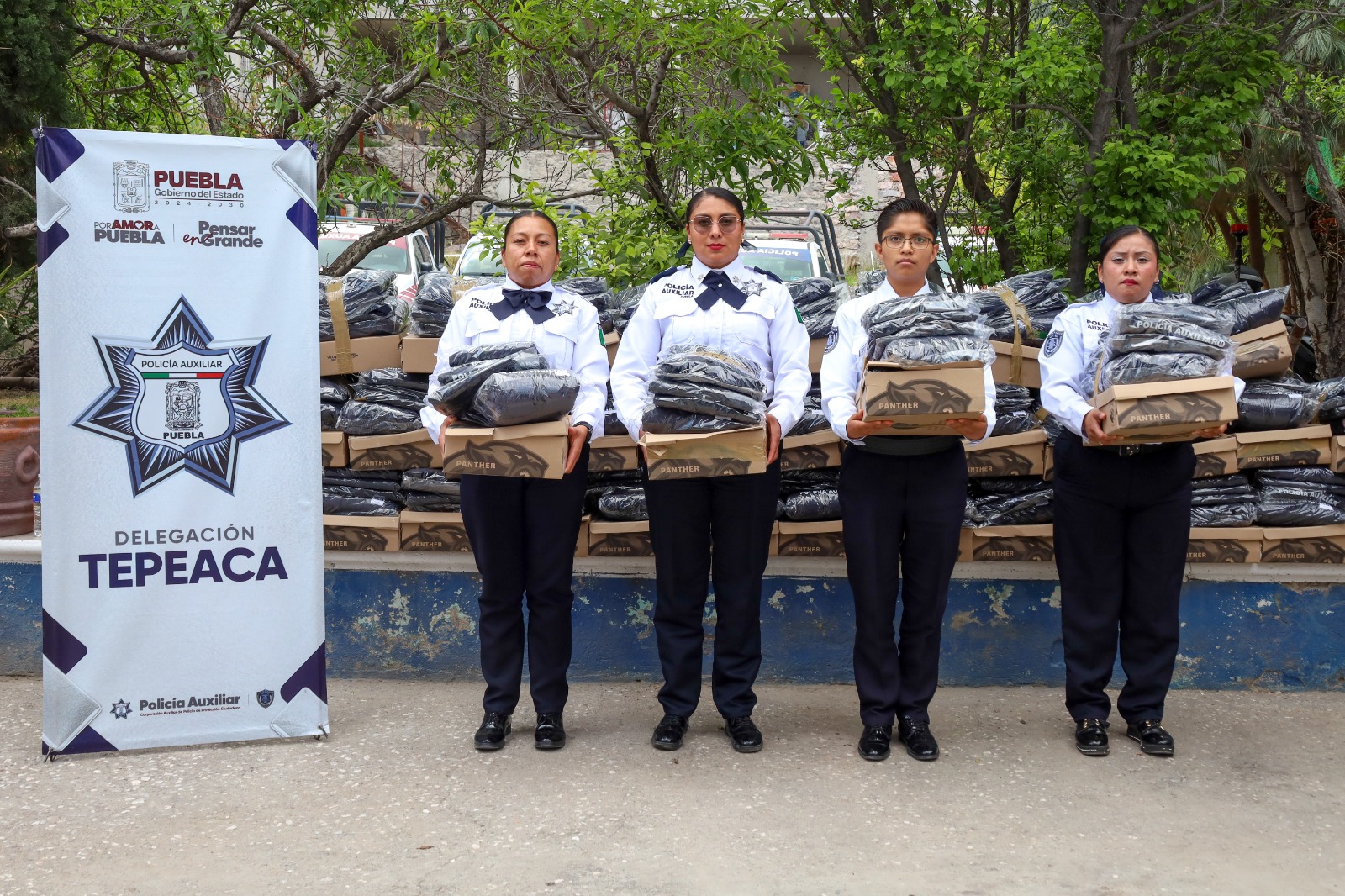 Policía Auxiliar concluye entrega de uniformes a personal operativo y médico