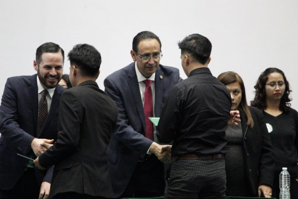 Entrega UTP más de mil 400 títulos a egresados durante ceremonia de clausura