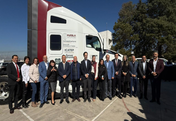 La entrega de un tracto camión en Centro de Capacitación para Operadores de Transporte de Carga en San Martín Texmelucan, Puebla